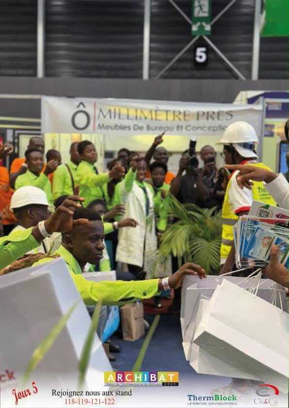 Équipe commerciale de CIS&CO accueillant les visiteurs au salon ARCHIBAT 2025